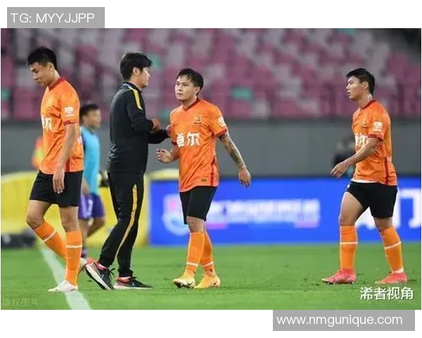 足球明星亲自送鞋子给球迷传递温暖与激情的感人瞬间