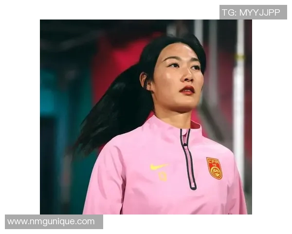 足球明星妻子莉娜的个人经历与成就全揭秘